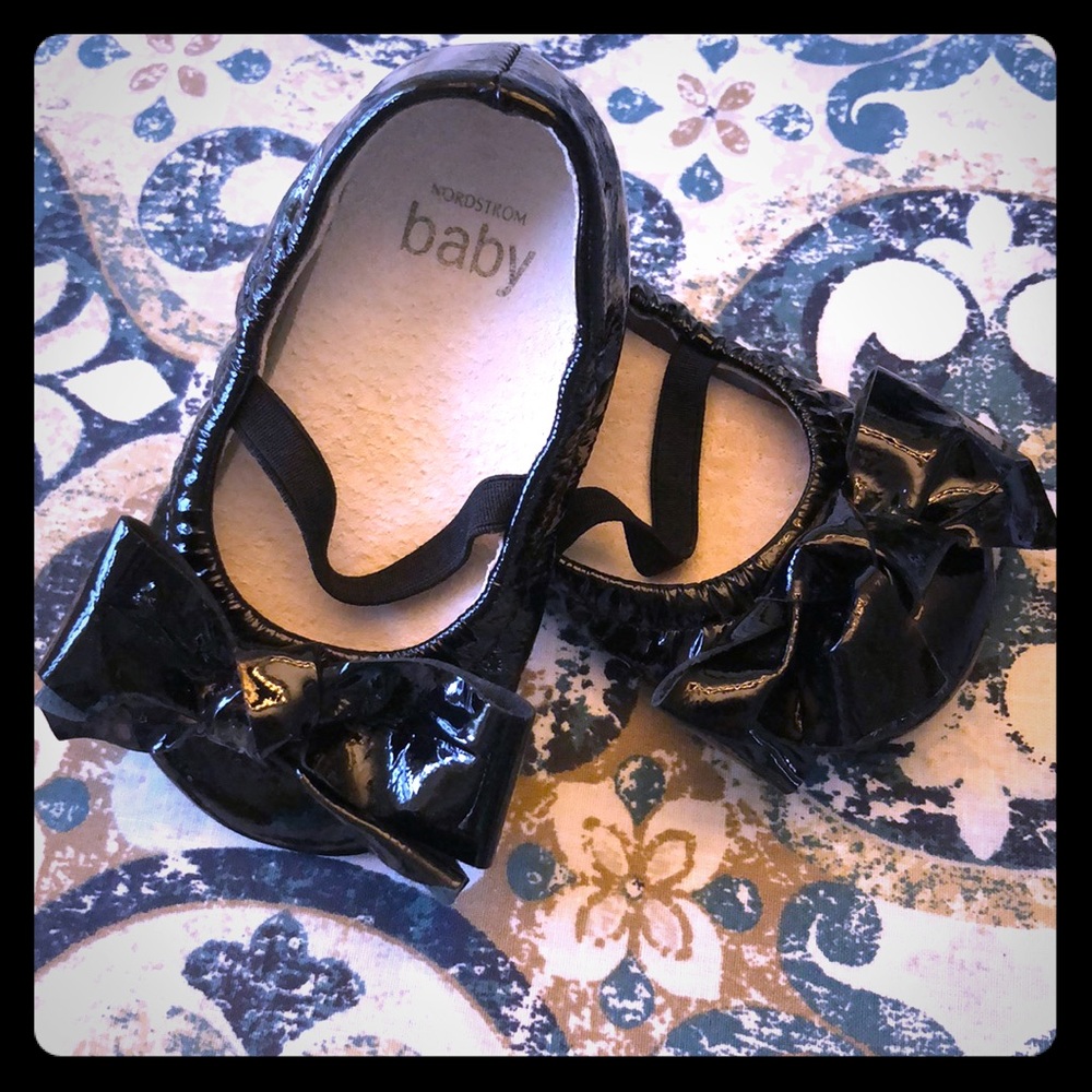 New Nordstrom black baby bow crib shoes